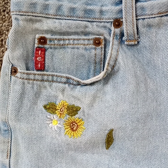 Vintage 90's Lei Sunflower Embroidered Denim Shorts - Picture 4 of 7